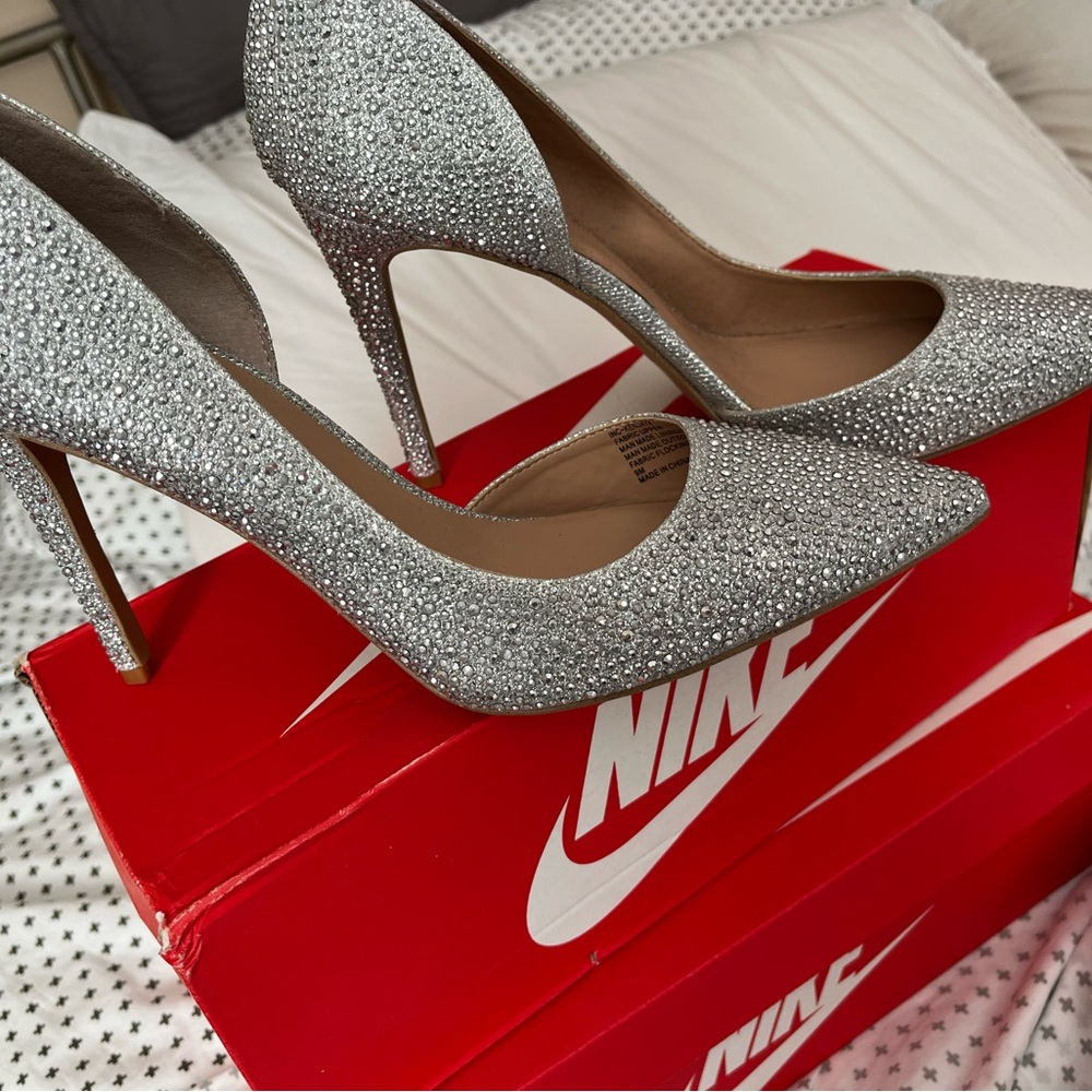 brand new sliver  pumps inc brand size 9